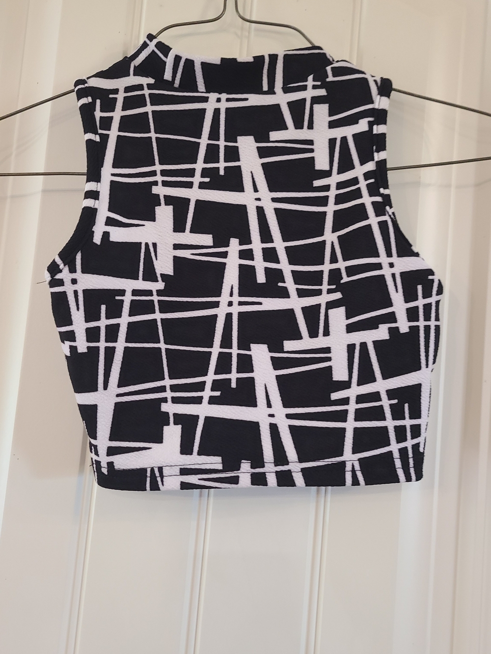 SHEIN Black & White Geometric Mock-Neck Crop Top Youth 8